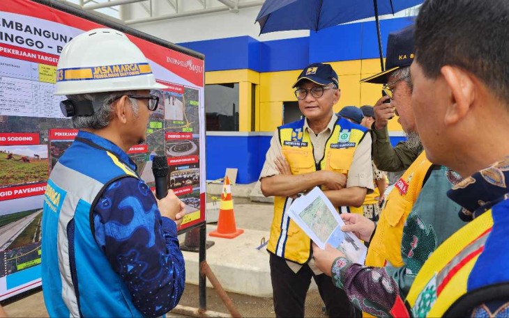 Menteri PU Dody Hanggodo saat menerima pemaparan kesiapan tol ruas Kraksaan - Paiton