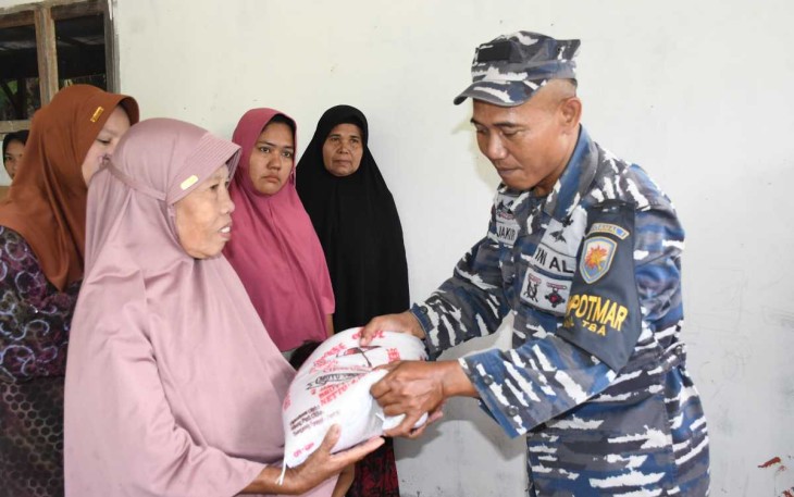 Prajurit TNI AL saat memberikan bantuan sembako