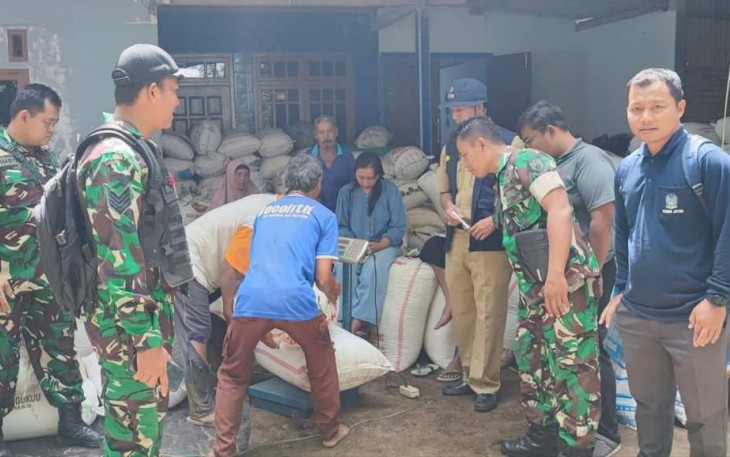 Penimbangan gabah petani desa binaan 