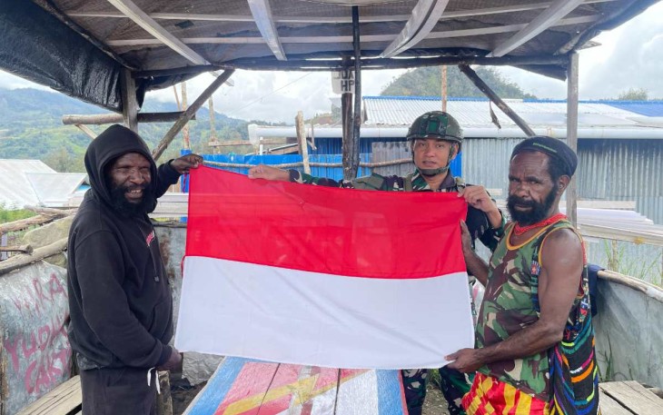 Tokoh adat meminta bendera merah putih untuk dikibarkan