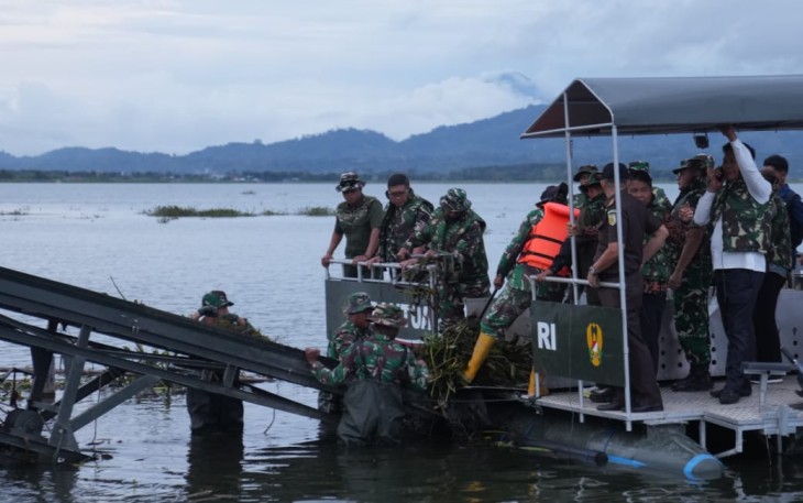 Kasad Jenderal TNI Maruli Simanjuntakenyaksikan langsung proses pembersihan sampah di danau Tondano, Minahasa 