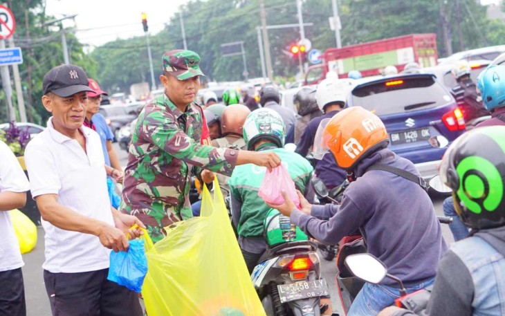 Ramadan berkah bagikan takjil gratis 