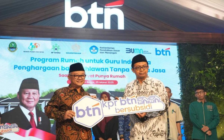 Mendikdasmen Abdul Mu'ti saat menyerahkan secara simbolis kunci rumah bersubsidi untuk guru, Selasa (25/3)