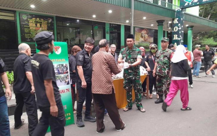 Pgs Danramil 01/Tamansari Mayor Cpl Reka Kurniawan bagikan takjil gratis, Jum'at (28/3)