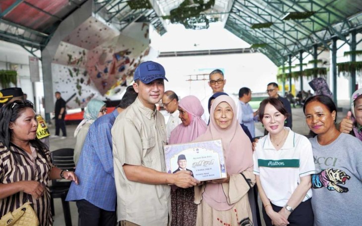 Mentrans Iftitah Sulaiman menyerahkan bingkisan lebaran dari presiden Prabowo Subianto untuk warga Rempang di Kota Batam, Sabtu (29/3)