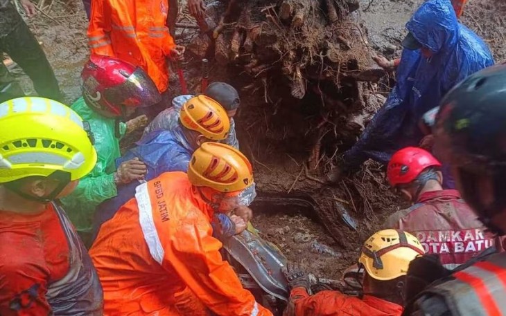 Evakuasi Korban Meninggal Tanah Longsor di Mojokerto