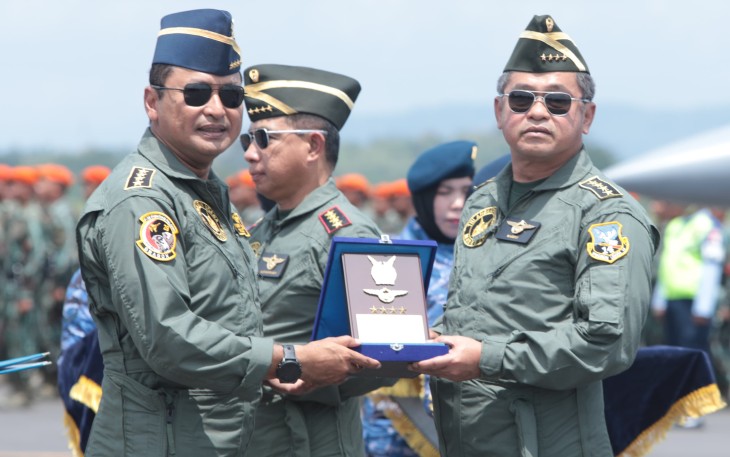 Kasad Dianugerahi Wing Kehormatan Penerbang Kelas 1 TNI AU