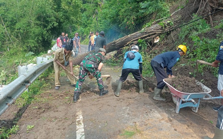 TNI - Polri dan Unsur Terkait di Ponorogo Kerja Bakti