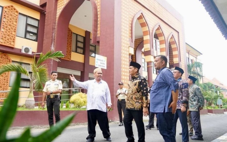 Wamenag Romo H.R. Muhammad Syafi’i saat meninjau kesiapan Asrama Haji Sukolilo, di Surabaya, Jawa Timur