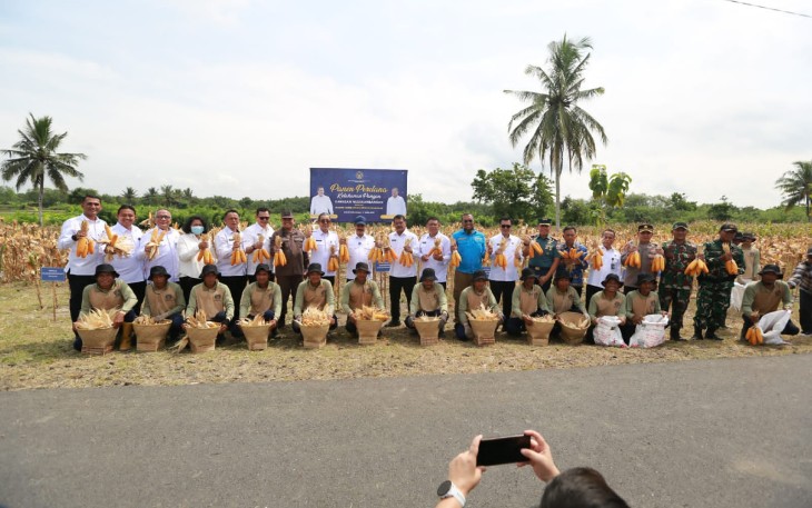 Menteri Agus Lakukan Kegiatan Panen Perdana di Nuskambangan