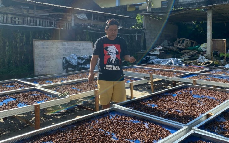 Ahrian Festyananda Saat Mengecek Biji Kopi Kabupaten Blitar yang Akan Ia Kirim Kompetisi Tingkat Nasional (Foto : Faisal NR / Klikwarta.com)