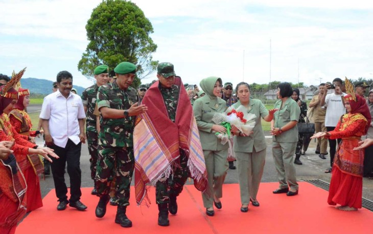Danrem 023/KS Kolonel Inf Jansen P Nainggolan saat menyambut kedatangan Pangdam I/BB di Kabupaten Tapanuli Tengah, Selasa (22/4)
