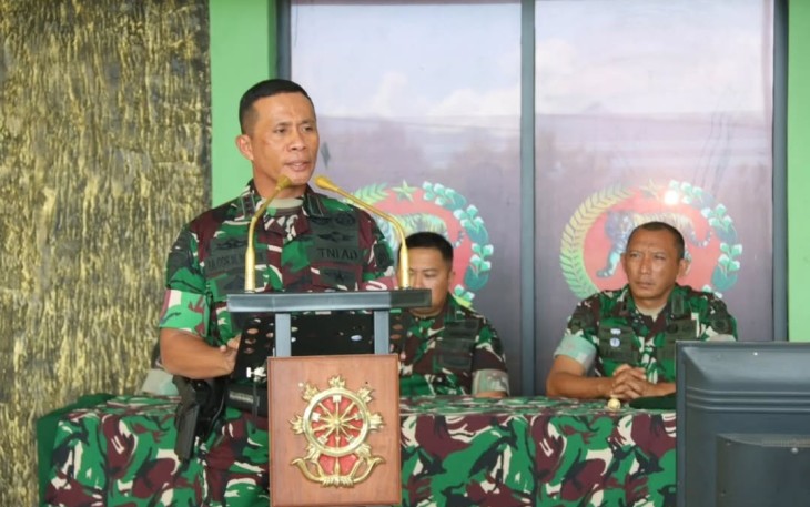 Danbrigif 9 Kostrad Kolonel Inf Dr. La Ode Muhammad Nurdin memberikan pengarahan di Yonif 514/SY, Bondowoso, Rabu (23/4)