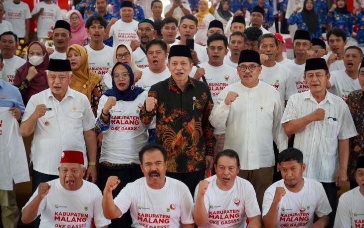 Wamenkop Ferry Juliantono (batik) foto bersama usai meresmikan pembentukan Kopdes/Kel Merah Putih di Malang, Jum'at (25/4)
