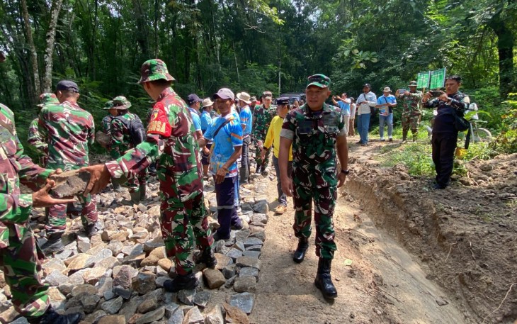 Danrem 081/DSJ Rasakan Geliat Pembangunan di Ngluyu