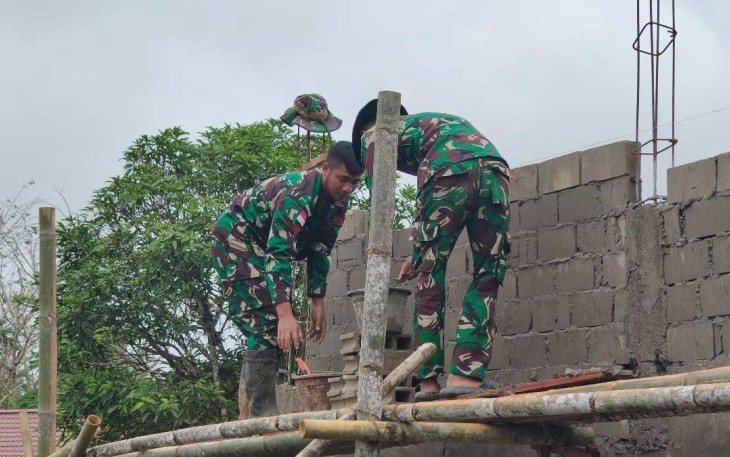 Satgas Yonzipur 5/ABW Perindah Fasilitas di TMP Dwikora Melalui Pembuatan Pagar