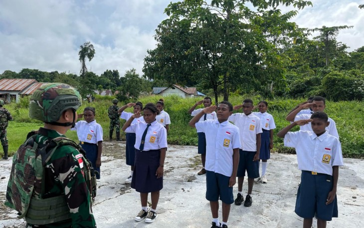 Satgas Yonif 642/Kps Ajarkan Pelatihan Baris Berbaris