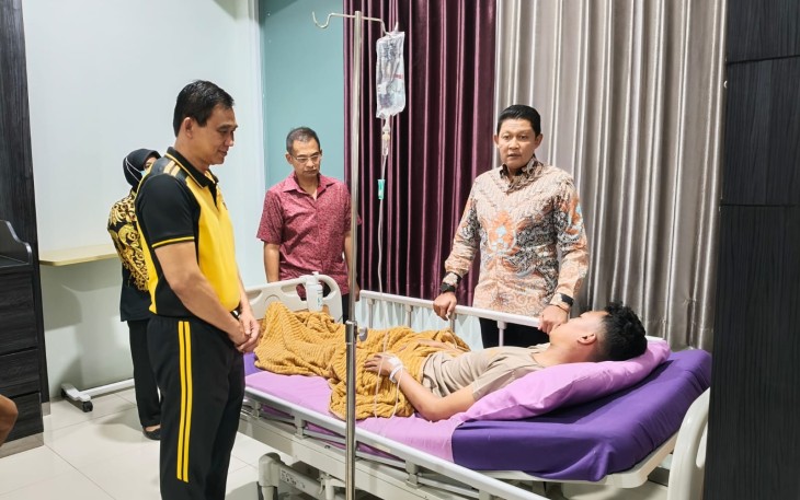 Kapolda Jawa Tengah, Irjen Pol Ribut Hari Wibowo, pada Jumat (2/4), menyempatkan diri menjenguk Brigadir Eka, anggota Polda Jateng yang tengah menjalani perawatan di RS Bhayangkara Semarang