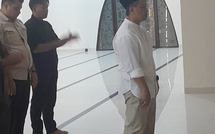 Wali Kota Depok Supian Suri jadi imam salat magrib berjamaah di Masjid Jami' Asy Syahid Kota Depok, Senin (5/5)