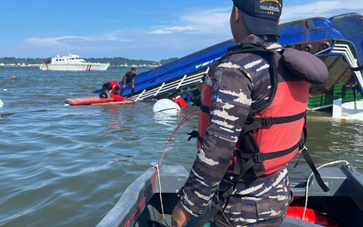 TNI AL dan Tim SAR Sigap Evakuasi Korban Tenggelam KMP Muchlis di Teluk Balikpapan 