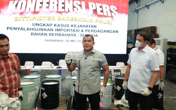 Perdagangan ilegal sianida dalam konferensi pers di mapolda Jatim, Kamis (8/5)