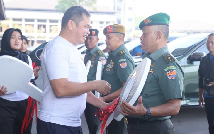 Kasad Jenderal TNI Maruli Simanjuntak menyerahkan kendaraan dinas