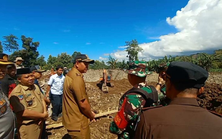 Dansatgas Letkol Inf Eka Agus Indarta saat memaparkan embung kepada Bupati Bantaeng Fathul Fauji Nurdin di lokasi TMMD ke 124 Kodim 1410/Btg