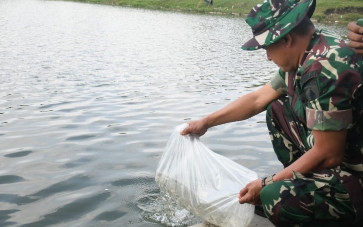 Kasrem 081/DSJ Letkol Inf Meina Helmi tebar bibit ikan