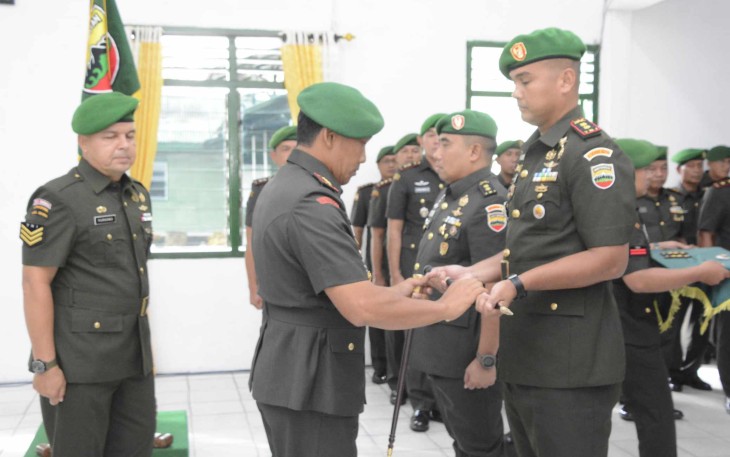 Danrem 023/KS Kolonel Inf Jansen P Nainggolan menyerahkan tongkat komando