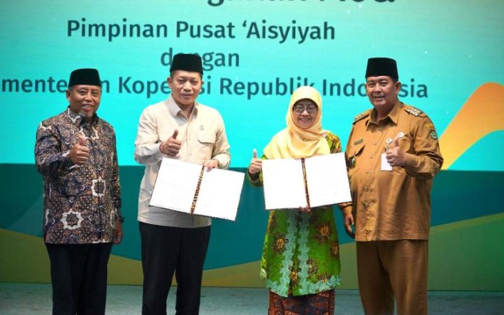 Wamenkop Ferry Juliantono foto bersama usai penandatanganan MoU dengan PP Aisyiyah di Kabupaten Kulonprogo Yogyakarta, Senin (19/5)