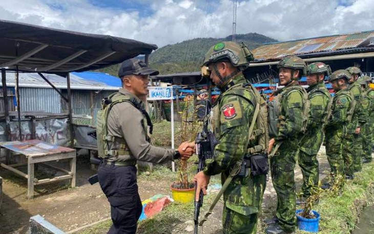 Pangkogabwilhan III Letjen TNI Bambang Trisnohadi saat disambut prajurit Satgas Yonif 700/Wyc di Sinak, Selasa (20/5)