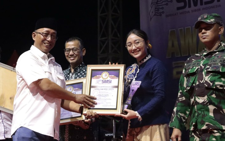 Wakil Walikota Blitar Elim Tyu Samba Terima Penghargaan SMSI Award Tahun 2025 sebagai Politisi Wanita Muda Inspiratif, Sabtu (24/5/2025). Foto : Prokopim Kabupaten Blitar.