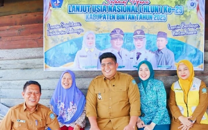 Senyum Bahagia Keluarga Ali Lansia Kawal Pantai yang Dikunjungi Bupati Roby