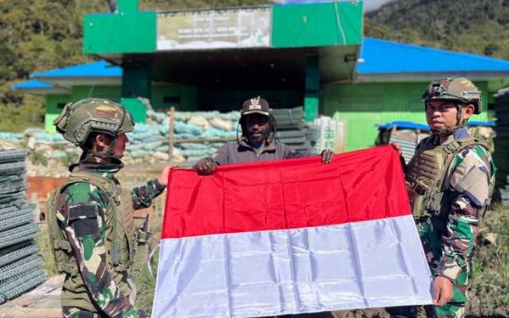 Satgas Yonif 700/Wyc berikan bendera Merah Putih 