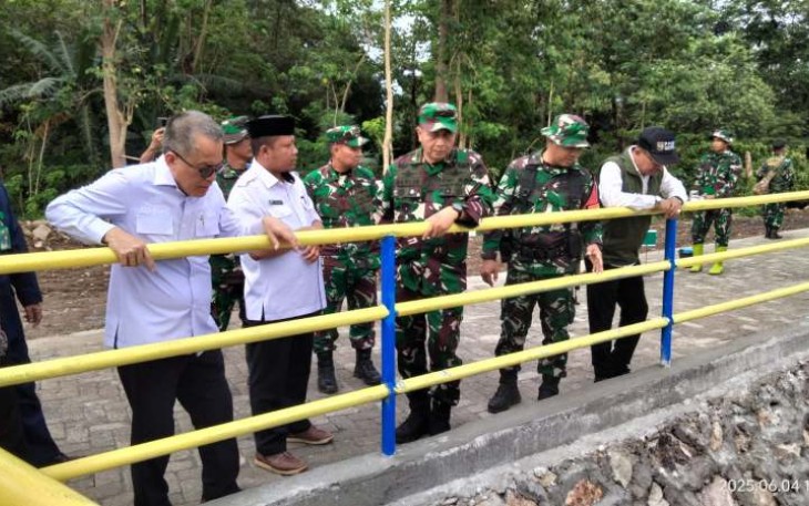 Irdam XIV Hasanuddin Brigjen TNI Berlin Germany saat meresmikan embung desa Barua, Rabu (4/6)