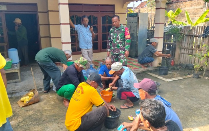 Babinsa 0805/12 Mantingan Berperan Aktif Dalam Pembuatan Pupuk Booster di Wilayah