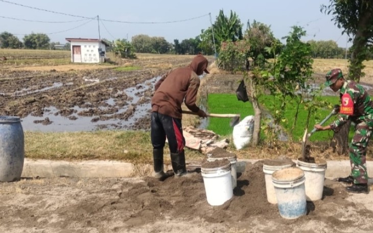Babinsa Kodim Ponorogo Bantu Warga Buat Saluran Irigasi