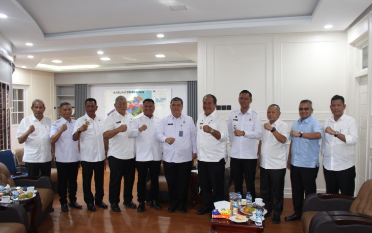 Ditjen Imigrasi Lakukan Poto Bersama Bupati Asahan Usai Audiensi