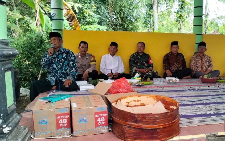 Babinsa Desa Glonggong Hadiri Kegiatan Bersih Desa di Punden Desa Glonggong