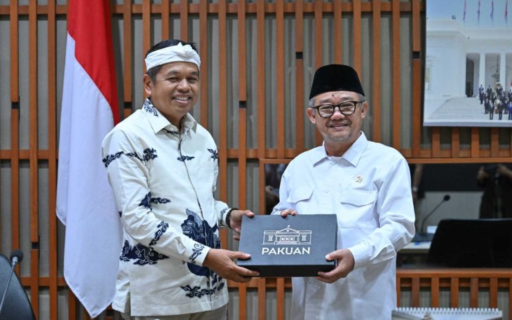 Mendikdasmen Abdul Mu'ti menerima cenderamata Gubernur Jabar Dedi Mulyadi di Jakarta, Selasa (17/6)