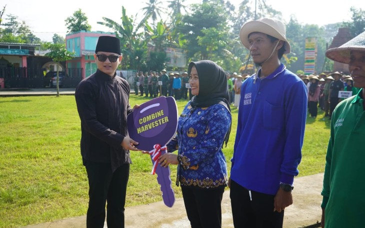 Bupati Trenggalek Serahkan Alsintan