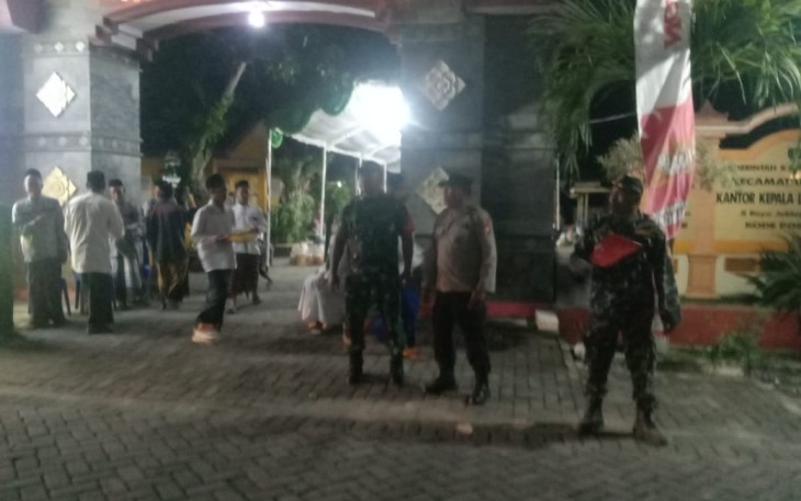 Babinsa Jajaran Kodim 0805/Ngawi Bersinergi Dengan Kepolisian Amankan Tirakatan Malam 1 Suro 