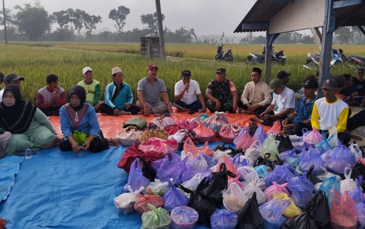 Babinsa Desa Krebet Hadiri Tradisi Adat Perayaan Panen Padi