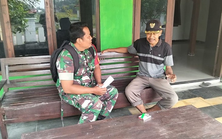 Babinsa Desa Waruk Kalong Koramil 06/Kwadungan Kodim 0805/Ngawi Koptu Hendrik melaksanakan Pul Data Ter Bersama Perangkat Desa di Desa Waruk Kalong Kecamatan Kwadungan, Sabtu (28/06/2025)