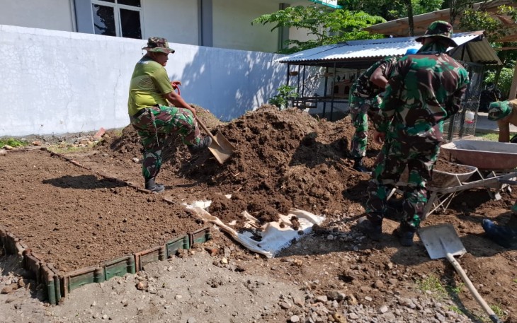 Anggota Kodim 0805/Ngawi Manfaatkan Lahan Kosong untuk Dukung Ketahanan Pangan 