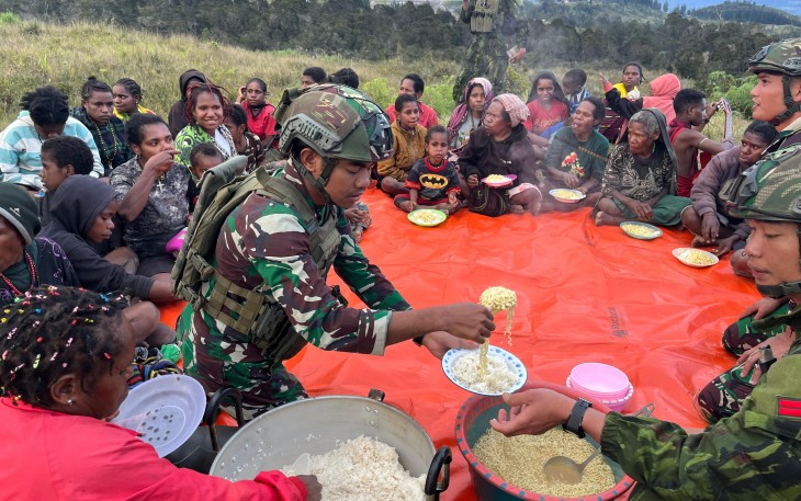 Satgas TNI Pos Eromaga Hadirkan Pelukan Kemanusiaan untuk Pengungsi Eronggobak