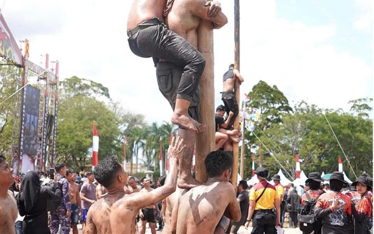 Rumkit Bhayangkara Ikut Lomba Panjat Pinang