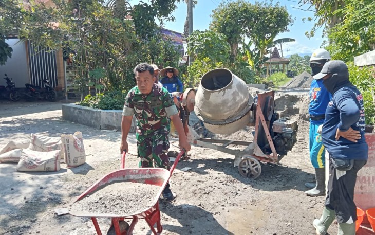 Babinsa Kodim Ponorogo Bantu Warga Rabat Jalan Desa