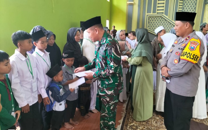 Danramil 0801/03 Arjosari Hadiri Santunan Anak Yatim Piatu Peringatan Asyura