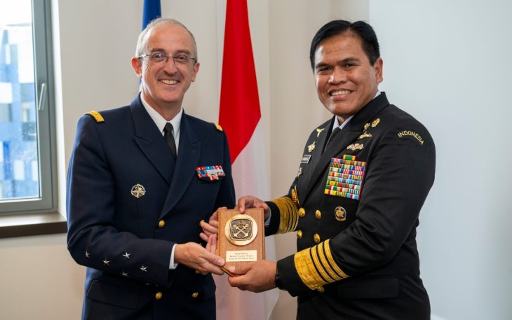 Kepala Staf Angkatan Laut (Kasal) Laksamana TNI Dr. Muhammad Ali beserta Delegasi TNI AL melaksanakan kunjungan kehormatan kepada Admiral Nicolas Vaujour, Chief of Staff of the French Navy di Paris, Selasa (15/7)